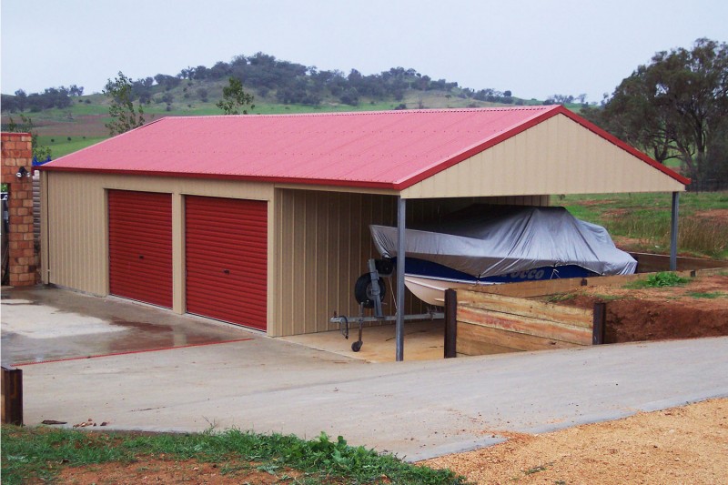 Garage and workshop with garaport extension