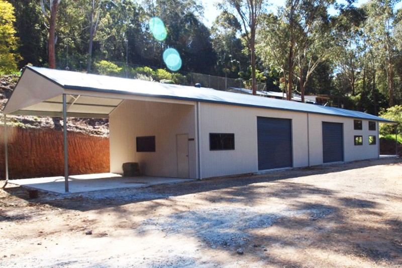 Workshop shed with garaport extensions on both ends